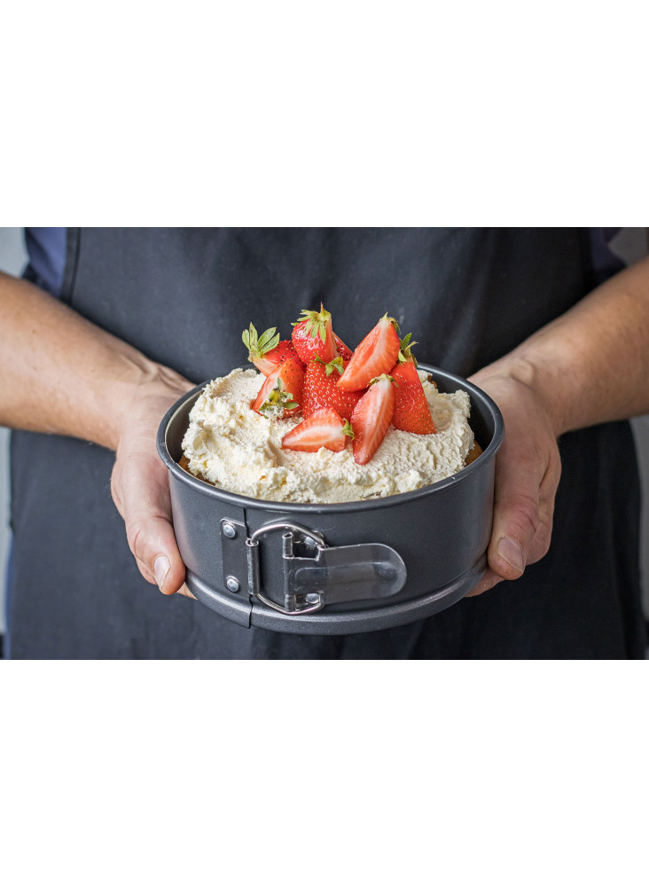 https://www.gr8-kitchenware.co.uk/16893-large_default/masterclass-non-stick-15cm-loose-base-spring-form-cake-pan.jpg